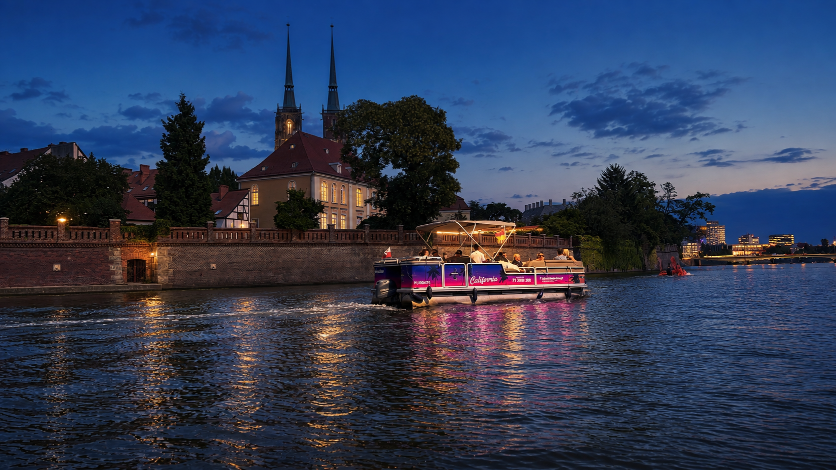 Katamarany podczas rejsu po Odrze we Wrocławiu